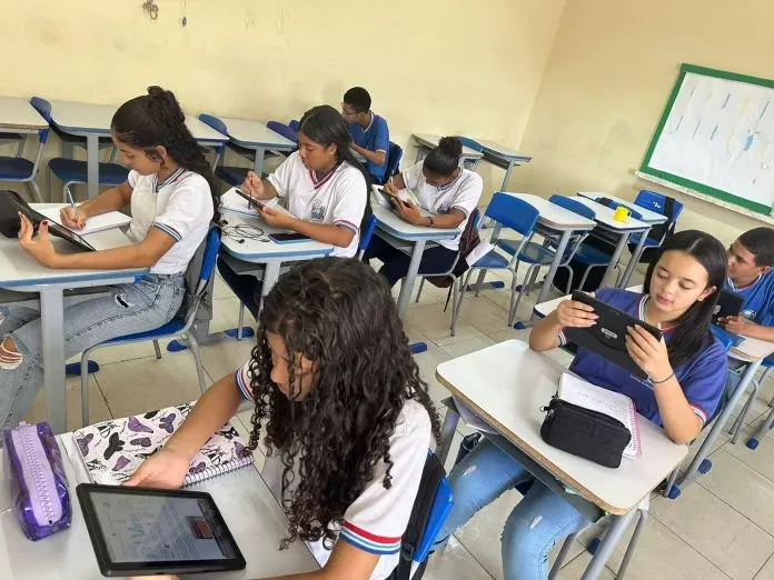 Uso de tablets dinamiza o processo de ensino e aprendizagem dos estudantes da rede estadual